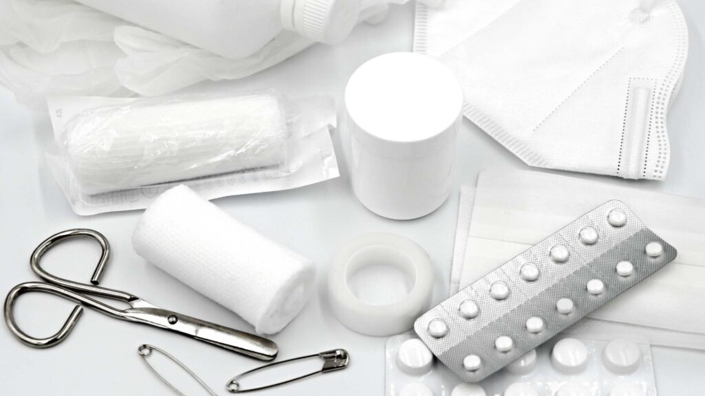 Jak skompletować apteczkę survivalową do plecaka ewakuacyjnego poradnik Volf Defence